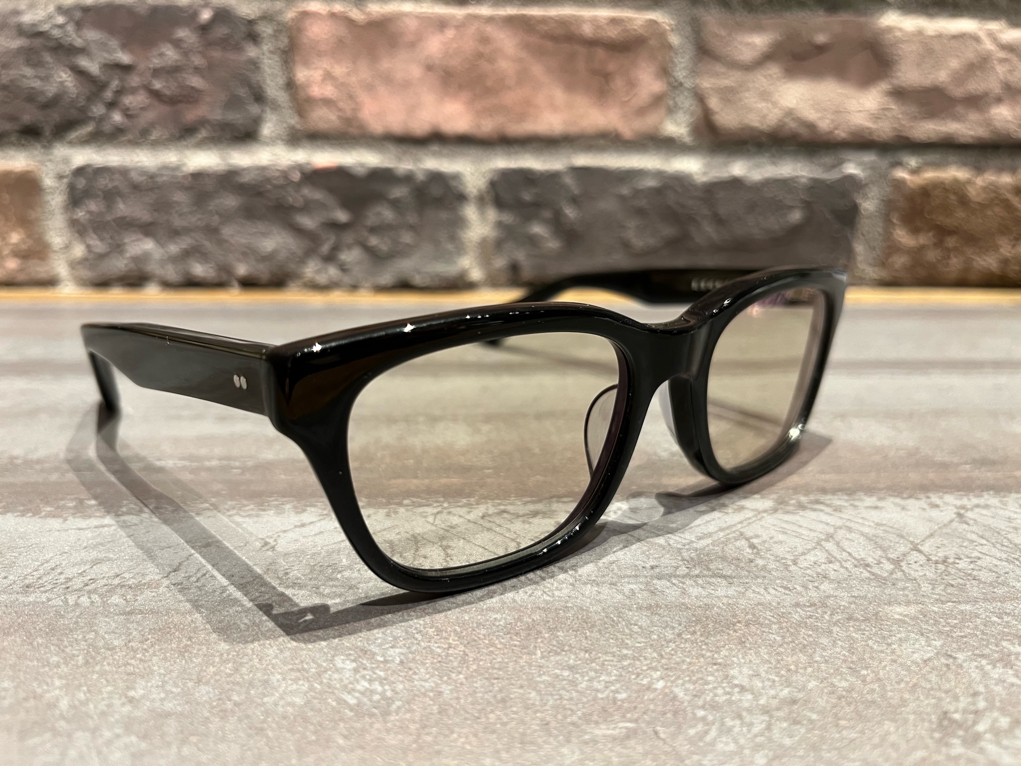 金子眼鏡 色が変わる「調光レンズ」：ショップニュース｜コクーン