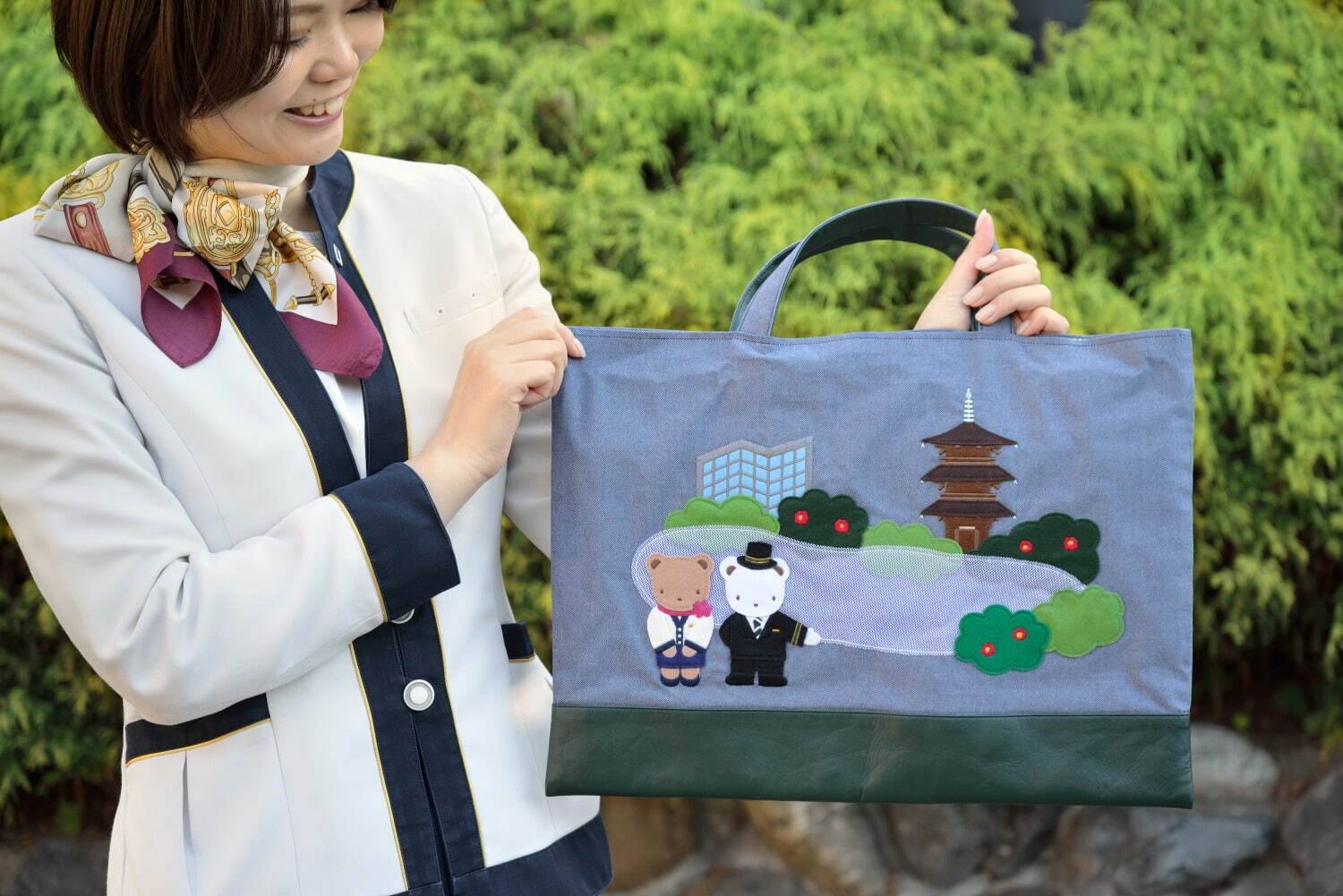 ファミリア×ホテル椿山荘東京のデニムバッグ、ホテル制服姿のクマ