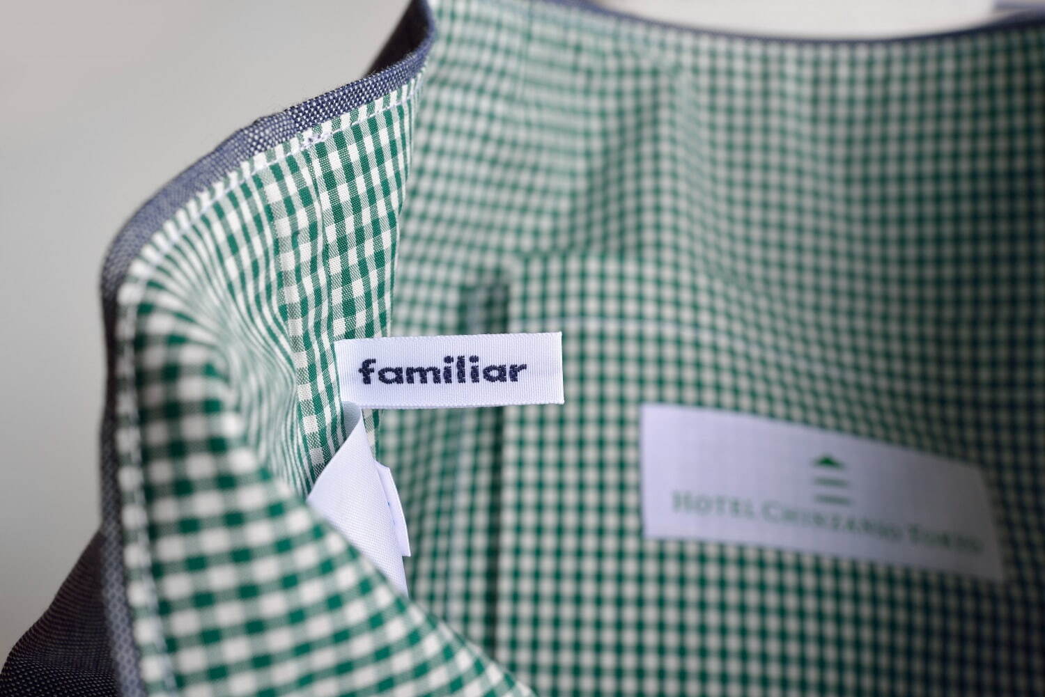 ファミリア×ホテル椿山荘東京のデニムバッグ、ホテル制服姿のクマ