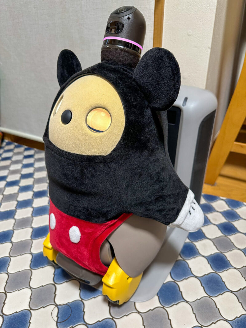 オリジナル専用服にミッキー瞳 ミッキーマウス仕様の「LOVOT」が初登場