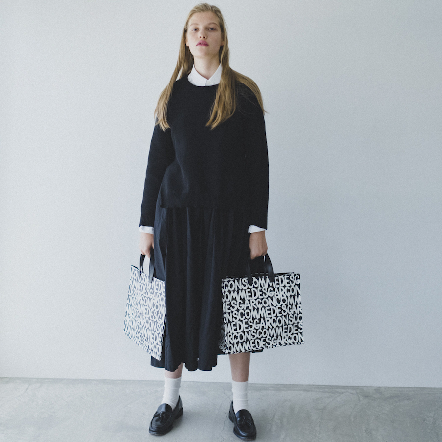 グラフィカルなロゴプリントがスタイリングの主役に。《コム デ