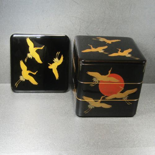輪島塗 重箱 角形 三段 -日の出鶴の高蒔絵仕上げ- [内面朱色/外面黒色