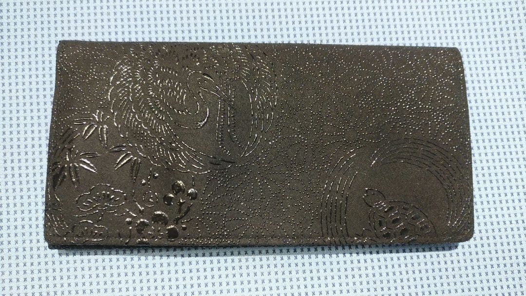 印伝　黒漆の鶴と亀柄模様の長財布 未使用品　レトロ 季節限定】「鶴亀」模様（終了しました） | おしらせ | 印傳屋 | INDEN-YA