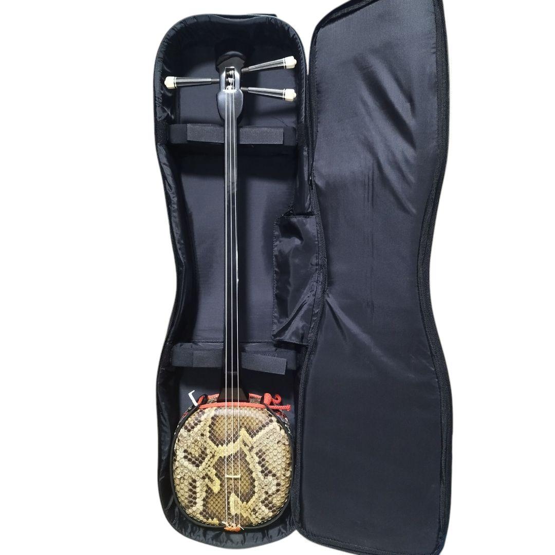 【付属品多数】沖縄三線 本蛇皮製 ケース付き 極美品・すぐ始められる】沖縄三線 本蛇皮張り 付属品多数 ハード