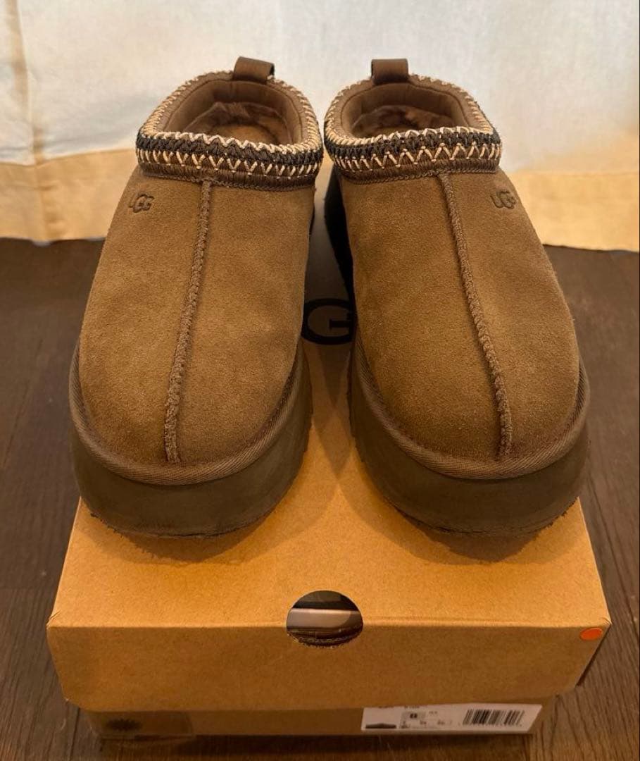 靴 UGG TAZZ