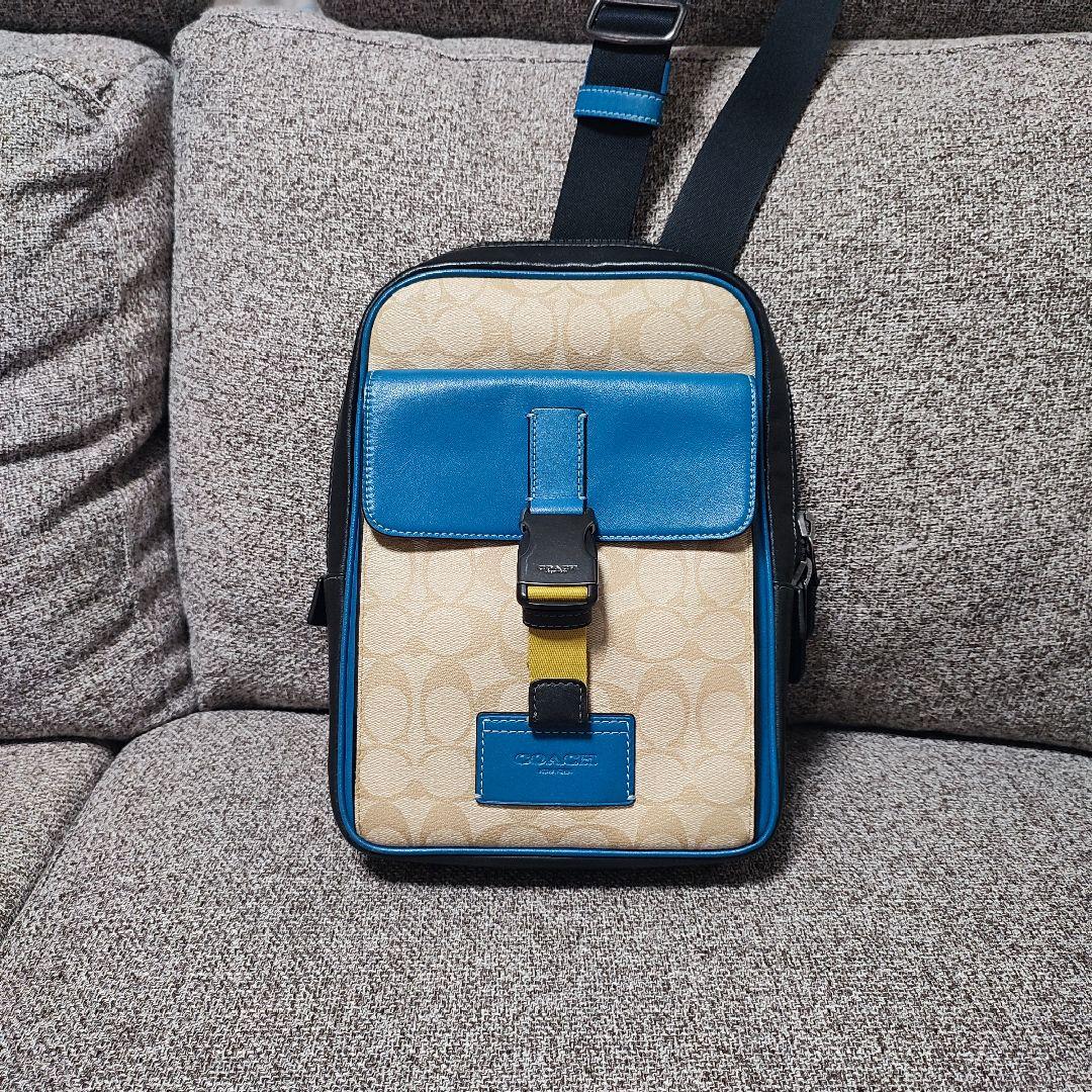 COACH　ボディバッグ　レアカラー