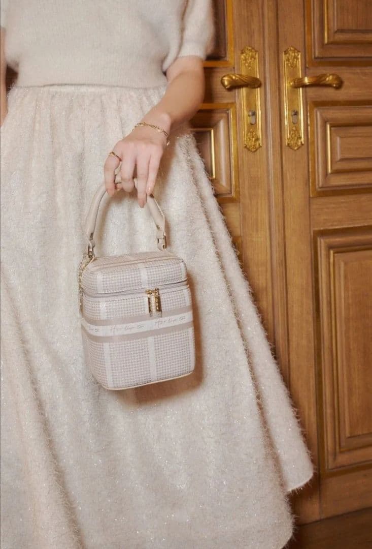 Herlipto♡バニティバッグ Herlipto Jacquard Vanity Bag シルバー ハリプ - メルカリ