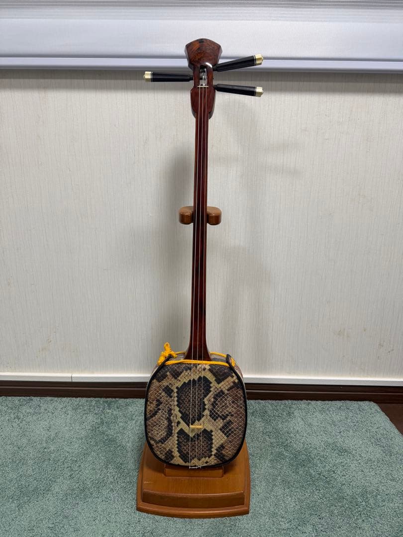 良き音色・良き見た目　沖縄三線　縞黒檀　真壁　人工皮　三線本体 真壁型黒塗り 人工皮 奄美三線 – 米須三線店