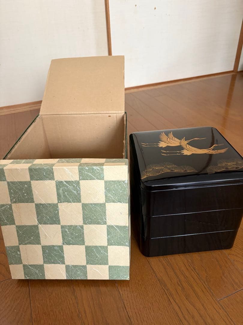 黒漆器重箱 鶴と扇の金箔装飾 激レア・超大型美品 黒漆器重箱 鶴と扇の金箔装飾 金箔