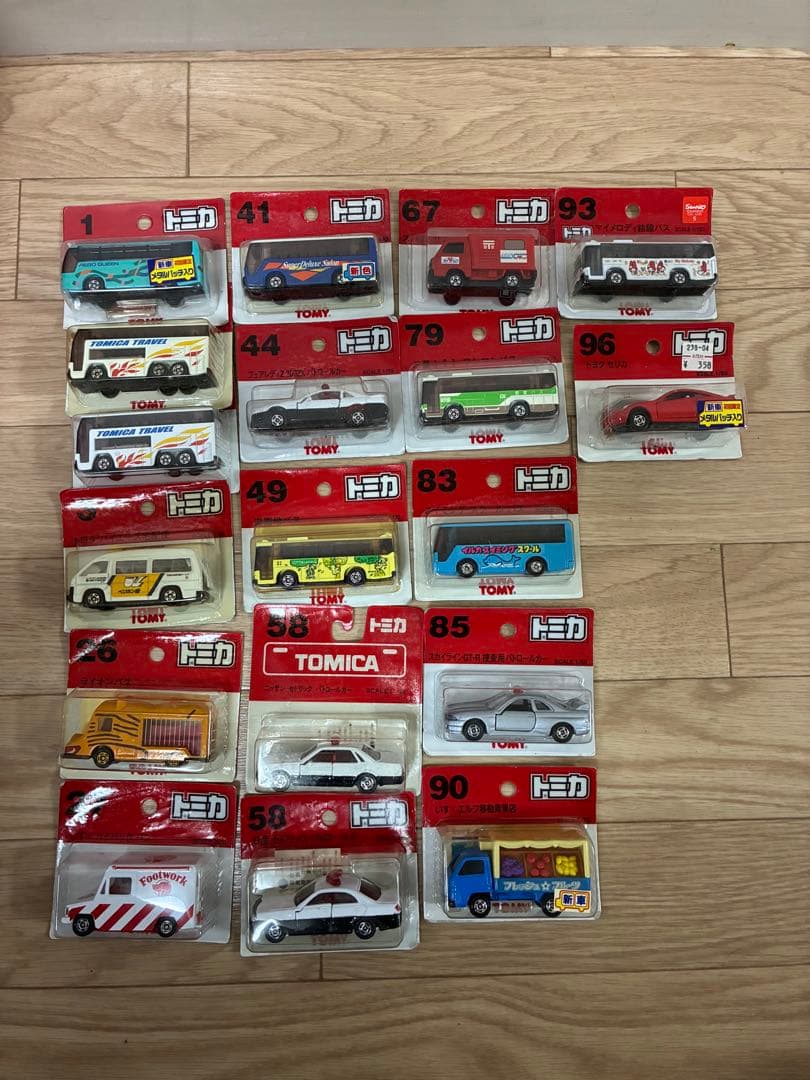 激レア品‼︎タカラトミー　トミカ18台セット
