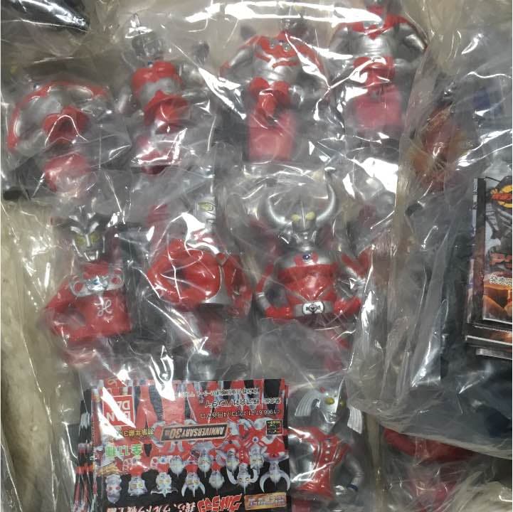 仮面ライダーやウルトラマンなどのフィギュア