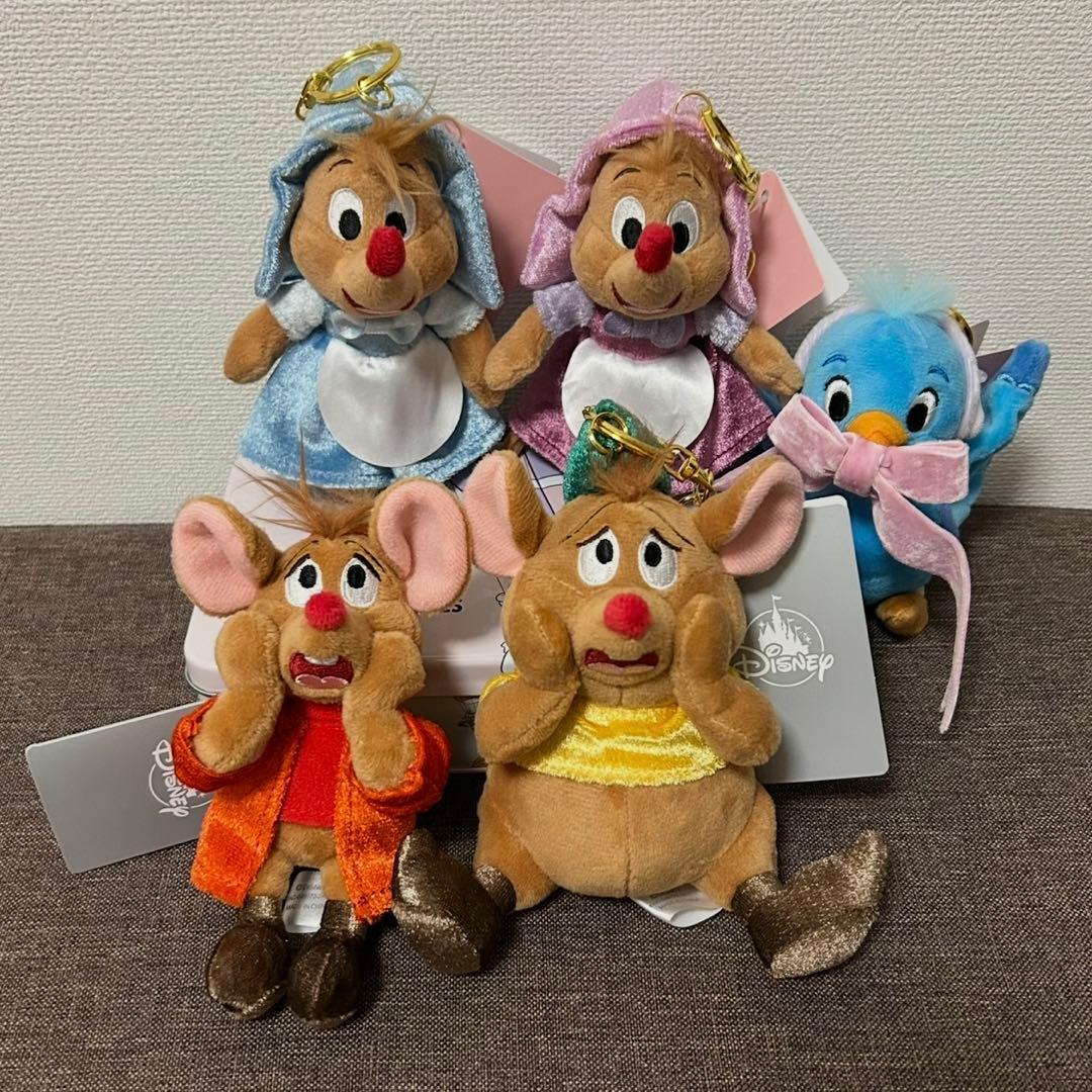 シンデレラ ぬいぐるみキーチェーン スージー パーラー ジャック ガス 青い鳥 シンデレラ』公開75周年記念の新グッズ発売 ピンクのワンピやバッグ