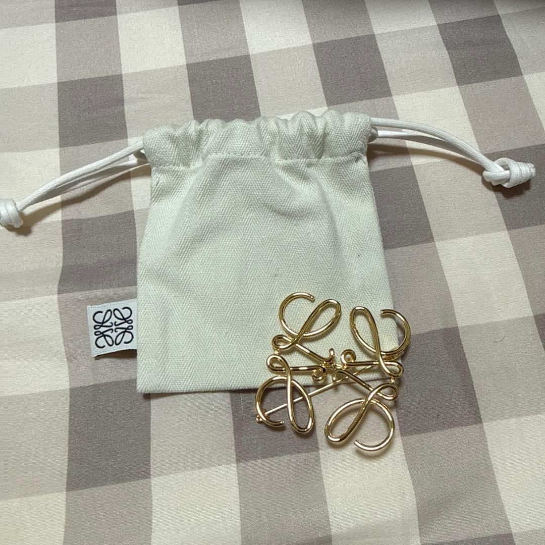 ま*め様 LOEWE ブローチ ゴールド アナグラム ブローチ ゴールド - LOEWE Japan official website