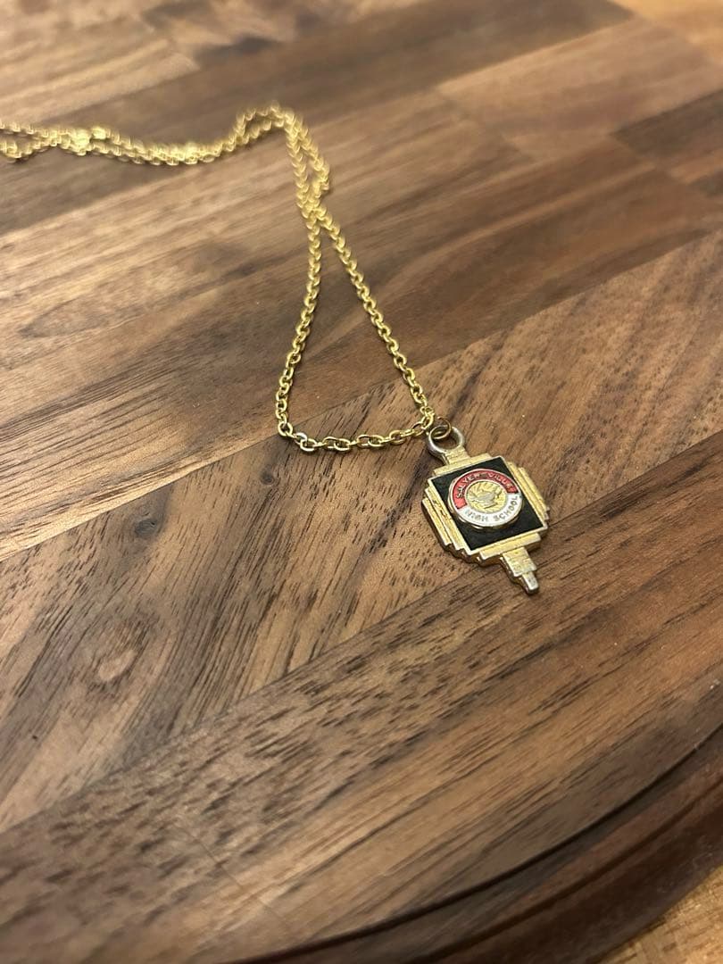 ビンテージカレッジチャーム　ペンダント USA チャーム　サリアーズビル カレッジペンダントチャームネックレス - old Art Antique&Vintage