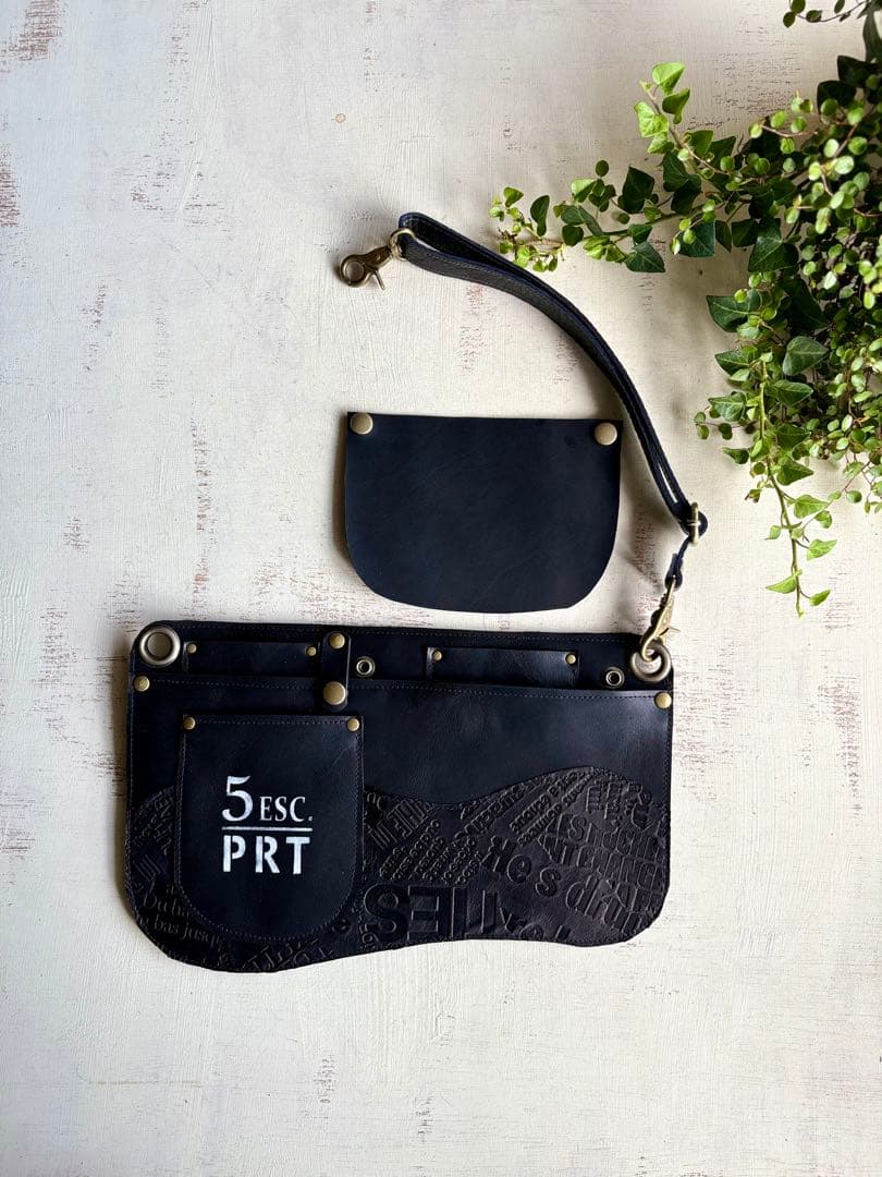 牛革ブラック、アルファベット型押しブラックのエプロンシザーケース