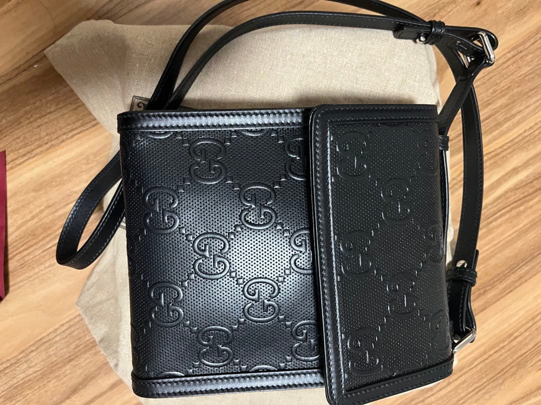 GUCCI メッセンジャーバッグ GGエンボス レザー ブラック