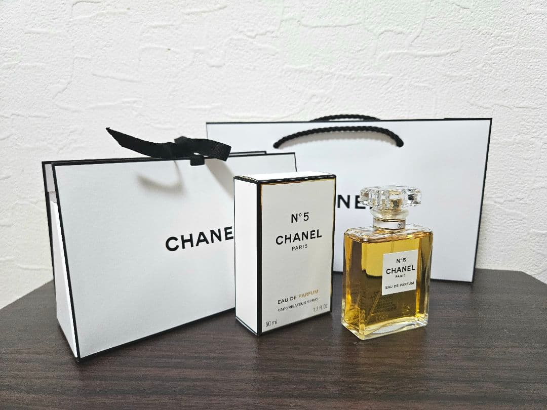 CHANEL N°5 50ml ボックス、ショップバック付き Amazon | CHANEL シャネル N°5 ロー オードゥ トワレット