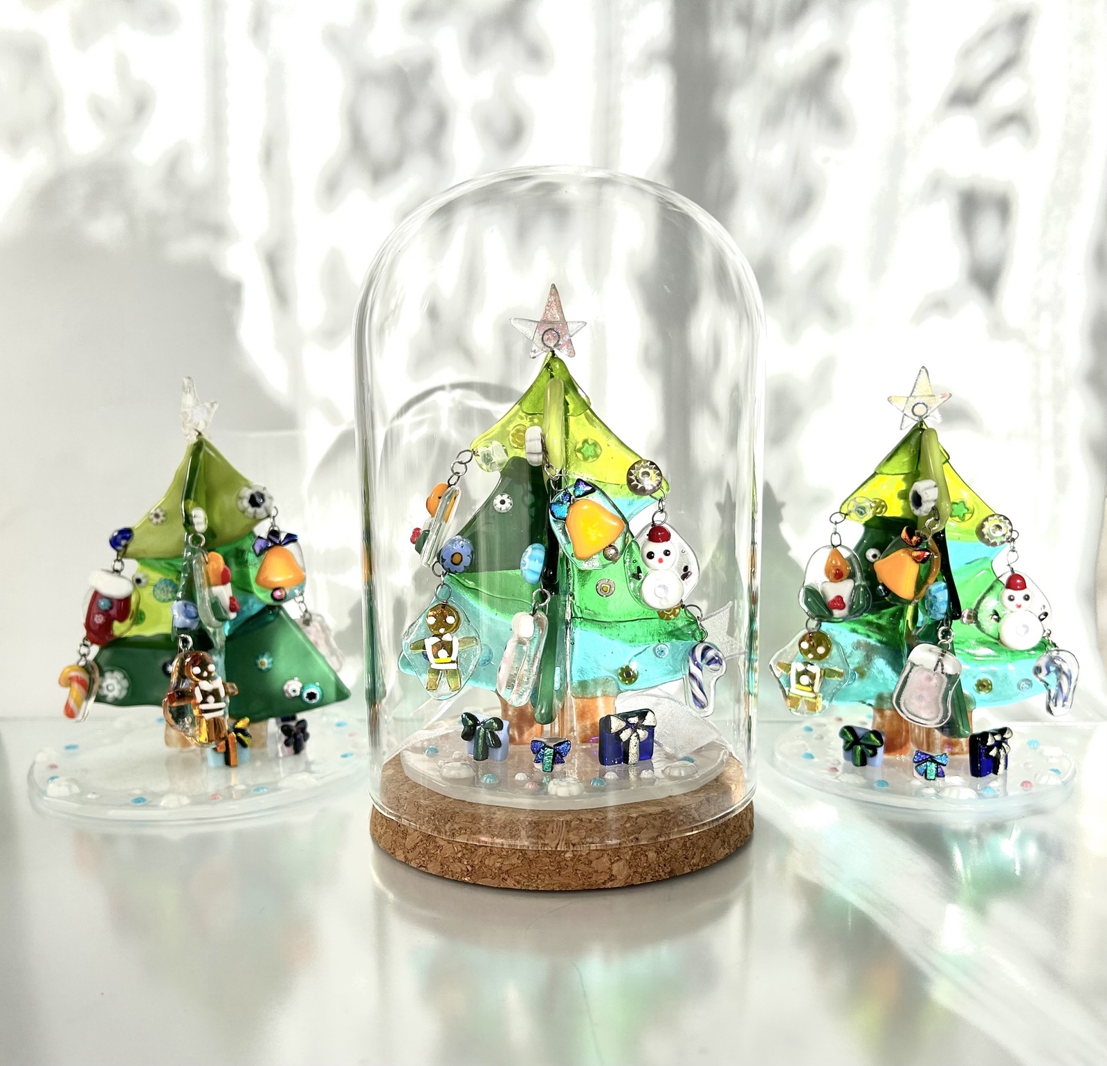 ベネチアンガラス オーナメントが揺れるクリスマスツリー（ガラス